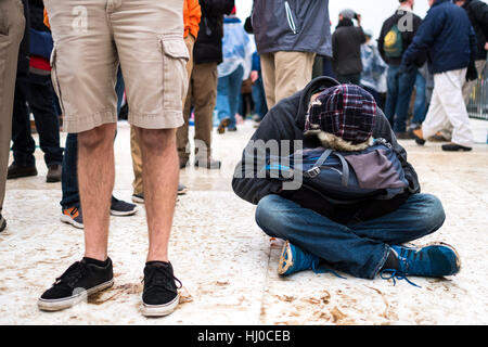 Washington, USA. 20. Januar 2017 - warten Massen zum Jahresbeginn die Vereidigung von Präsident Donald Trump während der Einweihungsfeier in Washington, DC.     (Foto von Gordon M. Grant) Bildnachweis: Gordon M. Grant/Alamy Live-Nachrichten Stockfoto