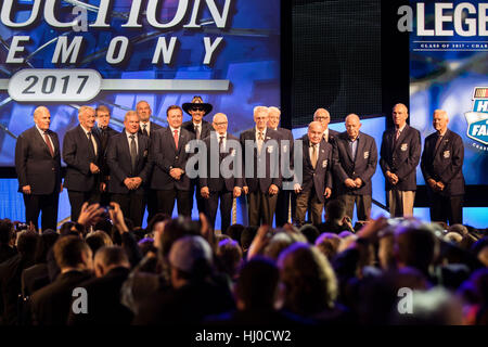 Charlotte, USA. 20. Januar 2017. NASCAR Hall Of Fame-Mitglieder für ein Gruppenfoto bei der NASCAR Hall Of Fame Zeremonie am Freitag, 20. Januar 2017, in Charlotte, North Carolina. Richard Childress, Rick Hendrick, Mark Martin, Raymond Parks und Benny Parsons wurden in die Hall Of Fame aufgenommen. Bildnachweis: Jason Walle/ZUMA Draht/Alamy Live-Nachrichten Stockfoto