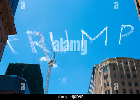 Sydney, Australien 21. Januar 2017: Trump gesehen geschrieben am Himmel über Sydneys CBD. Dies sieht nach Donald Trumps Einweihung der 45. US-Präsident zu werden. © Mjmediabox/Alamy Live-Nachrichten Stockfoto