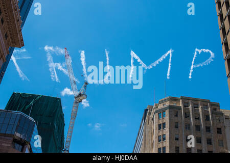 Sydney, Australien 21. Januar 2017: Trump gesehen geschrieben am Himmel über Sydneys CBD. Dies sieht nach Donald Trumps Einweihung der 45. US-Präsident zu werden. © Mjmediabox/Alamy Live-Nachrichten Stockfoto