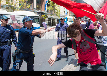 Sydney, Australien 21. Januar 2017: Anti-Trump Protest rally in Sydney, Australien, die reden im Hyde Park vorgestellten dann einen Marsch nach Martin Place. Diese Protest-Veranstaltung fand nach Donald Trumps Einweihung der 45. US Präsident. © Mjmediabox/Alamy Live-Nachrichten Stockfoto