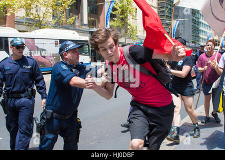 Sydney, Australien 21. Januar 2017: Anti-Trump Protest rally in Sydney, Australien, die reden im Hyde Park vorgestellten dann einen Marsch nach Martin Place. Diese Protest-Veranstaltung fand nach Donald Trumps Einweihung der 45. US Präsident. © Mjmediabox/Alamy Live-Nachrichten Stockfoto