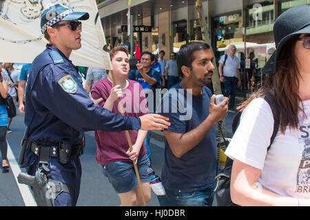 Sydney, Australien 21. Januar 2017: Anti-Trump Protest rally in Sydney, Australien, die reden im Hyde Park vorgestellten dann einen Marsch nach Martin Place. Diese Protest-Veranstaltung fand nach Donald Trumps Einweihung der 45. US Präsident. © Mjmediabox/Alamy Live-Nachrichten Stockfoto