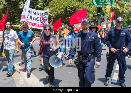 Sydney, Australien 21. Januar 2017: Anti-Trump Protest rally in Sydney, Australien, die reden im Hyde Park vorgestellten dann einen Marsch nach Martin Place. Diese Protest-Veranstaltung fand nach Donald Trumps Einweihung der 45. US Präsident. © Mjmediabox/Alamy Live-Nachrichten Stockfoto