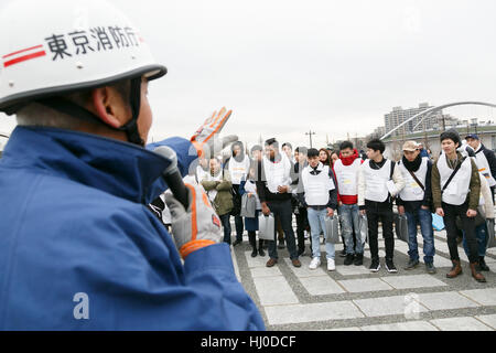 Ausländische Einwohner teilnehmen der Extraklasse Rettung Techniken im Olympiapark Komazawa am 20. Januar 2017, Tokio, Japan. Ca. 366 Tokio Ausländer wurden angewiesen, wie Sie sich im Falle einer Erdbebenkatastrophe von Tokyo Fire Department zu schützen. Neben 38 Freiwilligen, darunter Englisch, Chinesisch, Spanisch und Französisch Dolmetscher Teilnehmer grundlegende Erste-Hilfe, Rettungstechniken und zu bergende gelernt und auch erlebt das Schütteln eines schweren Erdbebens. Die Tokyo-Regierung organisiert die Ausbildung für Ausländer, das Bewusstsein von der Notwendigkeit, in einem Fall ein großes vorzubereiten Stockfoto