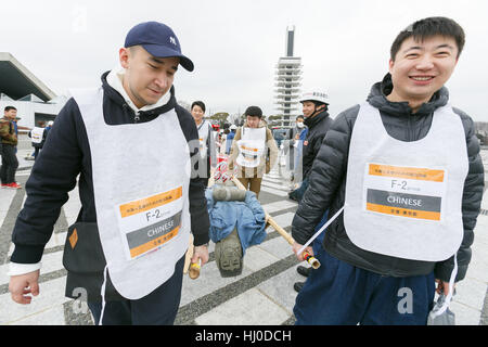 Ausländische Einwohner teilnehmen der Extraklasse Rettung Techniken im Olympiapark Komazawa am 20. Januar 2017, Tokio, Japan. Ca. 366 Tokio Ausländer wurden angewiesen, wie Sie sich im Falle einer Erdbebenkatastrophe von Tokyo Fire Department zu schützen. Neben 38 Freiwilligen, darunter Englisch, Chinesisch, Spanisch und Französisch Dolmetscher Teilnehmer grundlegende Erste-Hilfe, Rettungstechniken und zu bergende gelernt und auch erlebt das Schütteln eines schweren Erdbebens. Die Tokyo-Regierung organisiert die Ausbildung für Ausländer, das Bewusstsein von der Notwendigkeit, in einem Fall ein großes vorzubereiten Stockfoto