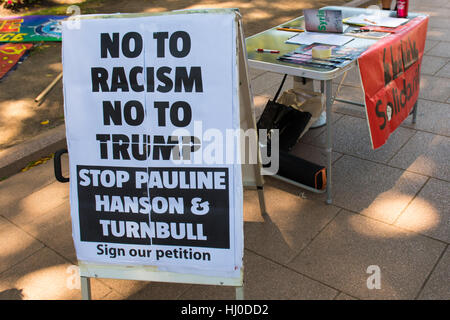 Sydney, Australien 21. Januar 2017: Anti-Trump Protest rally in Sydney, Australien, die reden im Hyde Park vorgestellten dann einen Marsch nach Martin Place. Diese Protest-Veranstaltung fand nach Donald Trumps Einweihung der 45. US Präsident. © Mjmediabox/Alamy Live-Nachrichten Stockfoto