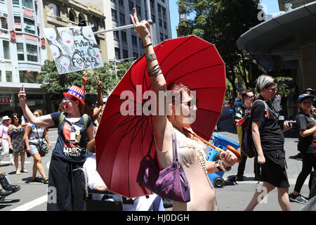 Sydney, Australien. 21. Januar 2017. Tausende von hauptsächlich Frauen versammelten sich in Hyde Park und marschierten nach Martin Place in Solidarität mit der März Frauenbewegung in Washington, D.C. und auf der ganzen Welt bei der Verteidigung der Rechte der Frau und die Menschenrechte stattfindet. Im Bild: Demonstranten marschieren durch Sydney.  Bildnachweis: © Richard Milnes/Alamy Live-Nachrichten Stockfoto