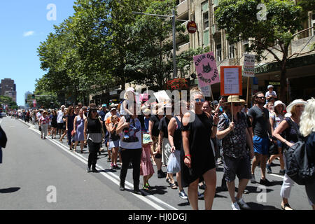 Sydney, Australien. 21. Januar 2017. Tausende von hauptsächlich Frauen versammelten sich in Hyde Park und marschierten nach Martin Place in Solidarität mit der März Frauenbewegung in Washington, D.C. und auf der ganzen Welt bei der Verteidigung der Rechte der Frau und die Menschenrechte stattfindet. Im Bild: Demonstranten marschieren durch Sydney. Bildnachweis: © Richard Milnes/Alamy Live-Nachrichten Stockfoto