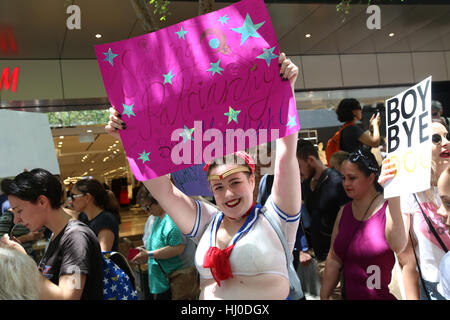 Sydney, Australien. 21. Januar 2017. Tausende von hauptsächlich Frauen versammelten sich in Hyde Park und marschierten nach Martin Place in Solidarität mit der März Frauenbewegung in Washington, D.C. und auf der ganzen Welt bei der Verteidigung der Rechte der Frau und die Menschenrechte stattfindet. Bildnachweis: © Richard Milnes/Alamy Live-Nachrichten Stockfoto