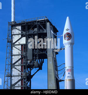 Cape Canaveral, Vereinigte Staaten von Amerika. 18. Januar 2017. 18. Januar 2017 - Cape Canaveral, Florida, Vereinigte Staaten von Amerika - A United Launch Alliance Atlas V-Rakete ist bereit für den Start am 18. Januar 2017 am Cape Canaveral Air Force Station in Florida. Nach einer 24-stündigen Verzögerung, die Rakete startete erfolgreich am 20. Januar tragen die Space basierte Infrarot-System (LEBENSDAUERN) GEO-3, wird ein Infrarot-Überwachung-Satellit der US-Armee verwenden, um frühzeitig über Raketenstarts auf der ganzen Welt bereitzustellen. Bildnachweis: Paul Hennessy/Alamy Live-Nachrichten Stockfoto