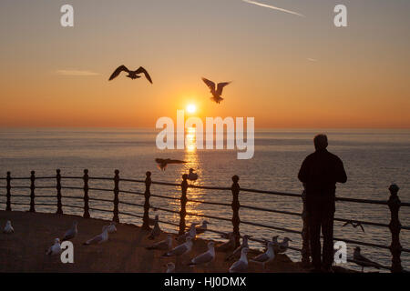 Blackpool, Lancashire, UK Wetter.  20. Januar 2017. Sonnenuntergang über der irischen See. Kredite; MediaWorldImages/AlamyLiveNews Stockfoto