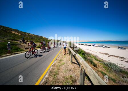 Adelaide, South Australia, Australien. 21. Januar 2017. Hauptfeld Aldinga Beach zu Beginn der 5. Etappe der Tour Down Under, Australien am 21. Januar 2017 Credit: Gary Francis/ZUMA Draht/Alamy Live News Stockfoto