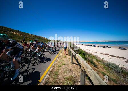 Adelaide, South Australia, Australien. 21. Januar 2017. Hauptfeld Aldinga Beach zu Beginn der 5. Etappe der Tour Down Under, Australien am 21. Januar 2017 Credit: Gary Francis/ZUMA Draht/Alamy Live News Stockfoto