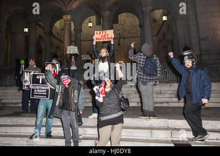 Los Angeles, Kalifornien, USA. 20. Januar 2017. Anti-Trump Demonstranten weiterging, in der Nacht auf den Stufen des Rathauses in Los Angeles, Kalifornien zu mobilisieren. Sie protestierten heute Präsident Trump Einweihung als 45. Präsident der Vereinigten Staaten.  Sheri Determan © / Alamy LIve News Stockfoto