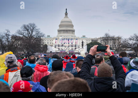 Washington DC, USA. 20. Januar 2017. Großer Andrang beim Capitol Hill versammeln um Donald Trump Einweihung 58th vereidigt Zeremonie zu feiern. Trumpf wird 45. Präsident der Vereinigten Staaten. Bildnachweis: Yuriy Zahvoyskyy/Alamy Live-Nachrichten Stockfoto