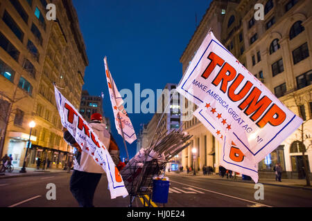 Anbieter verkaufen Fahnen auf den Straßen von Washington DC mit donal Trumpf machen Amerika große agin Zeichen. Stockfoto