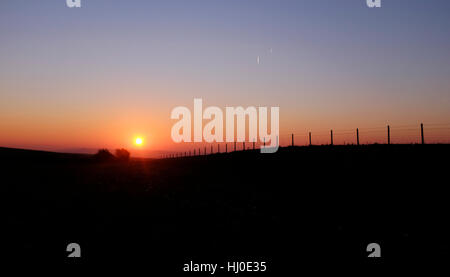 Brighton, UK. 21. Januar 2017. Die Sonne geht über der South Downs Way bei Ditchling Beacon nördlich von Brighton Vormittag mit Temperaturen, die es voraussichtlich gut unter dem Gefrierpunkt im Süden von Großbritannien Credit: Simon Dack/Alamy Live News Stockfoto