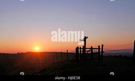 Brighton, UK. 21. Januar 2017. Die Sonne geht über der South Downs Way bei Ditchling Beacon nördlich von Brighton Vormittag mit Temperaturen, die es voraussichtlich gut unter dem Gefrierpunkt im Süden von Großbritannien Credit: Simon Dack/Alamy Live News Stockfoto