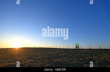 Brighton, UK. 21. Januar 2017. Die Sonne geht über den South Downs Way bei Ditchling Beacon nördlich von Brighton Vormittag als Läufer die eisigen Temperaturen trotzen die voraussichtlich sind auch unter dem Gefrierpunkt im Süden von Großbritannien Credit: Simon Dack/Alamy Live News Stockfoto