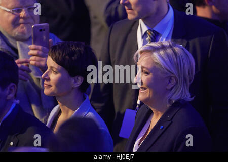 AfD (Alternative für Deutschland) Vorsitzende Frauke Petry (L) und die Vorsitzende des französischen Front National (FN) Marie Le Pen kommen vor dem Kongress der rechten populistischen ENF-Gruppe im Europäischen Parlament in Koblenz, Deutschland, 21. Januar 2017. Foto: Thomas Frey/dpa Stockfoto