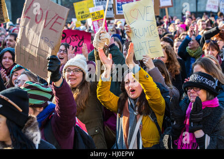 Ca. 1500 Menschen eine lebendige Frauen März in Bristol als Reaktion auf die Eröffnung der US-Präsident Donald Trump angeschlossen. Die Demonstranten sagten, sie wollten zur Solidarität mit den Frauen März in Washington und Vielfalt zu feiern. Bristol, UK. 21. Januar 2017. Bildnachweis: Redorbital Fotografie/Alamy Live-Nachrichten Stockfoto