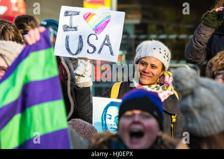 Ca. 1500 Menschen eine lebendige Frauen März in Bristol als Reaktion auf die Eröffnung der US-Präsident Donald Trump angeschlossen. Die Demonstranten sagten, sie wollten zur Solidarität mit den Frauen März in Washington und Vielfalt zu feiern. Bristol, UK. 21. Januar 2017. Bildnachweis: Redorbital Fotografie/Alamy Live-Nachrichten Stockfoto