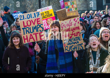 Ca. 1500 Menschen eine lebendige Frauen März in Bristol als Reaktion auf die Eröffnung der US-Präsident Donald Trump angeschlossen. Die Demonstranten sagten, sie wollten zur Solidarität mit den Frauen März in Washington und Vielfalt zu feiern. Bristol, UK. 21. Januar 2017. Bildnachweis: Redorbital Fotografie/Alamy Live-Nachrichten Stockfoto