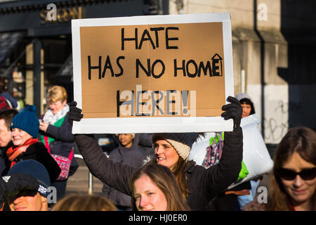 Ca. 1500 Menschen eine lebendige Frauen März in Bristol als Reaktion auf die Eröffnung der US-Präsident Donald Trump angeschlossen. Die Demonstranten sagten, sie wollten zur Solidarität mit den Frauen März in Washington und Vielfalt zu feiern. Bristol, UK. 21. Januar 2017. Bildnachweis: Redorbital Fotografie/Alamy Live-Nachrichten Stockfoto