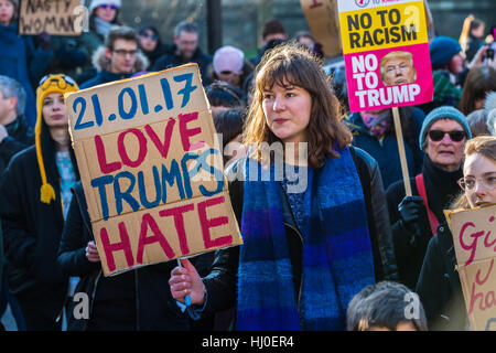 Ca. 1500 Menschen eine lebendige Frauen März in Bristol als Reaktion auf die Eröffnung der US-Präsident Donald Trump angeschlossen. Die Demonstranten sagten, sie wollten zur Solidarität mit den Frauen März in Washington und Vielfalt zu feiern. Bristol, UK. 21. Januar 2017. Bildnachweis: Redorbital Fotografie/Alamy Live-Nachrichten Stockfoto