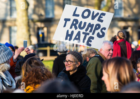 Ca. 1500 Menschen eine lebendige Frauen März in Bristol als Reaktion auf die Eröffnung der US-Präsident Donald Trump angeschlossen. Die Demonstranten sagten, sie wollten zur Solidarität mit den Frauen März in Washington und Vielfalt zu feiern. Bristol, UK. 21. Januar 2017. Bildnachweis: Redorbital Fotografie/Alamy Live-Nachrichten Stockfoto