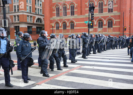 Washington DC, USA. Januar 20, 2017. Die Polizei steht am Tag der Einweihung mit Demonstrationen gegenüber. Die Polizei hat die Kreuzung von Avenue K und 13th St NW eine halbe Stunde nach einem Straßenschlacht mit über 100 Demonstranten des Antikapitalistischen, antifaschistischen marsches auf der Avenue L und der 12th Street abgesperrt Stockfoto