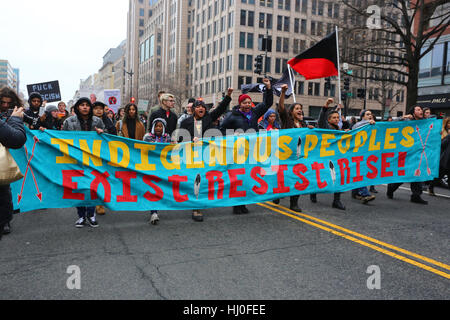 Washington, DC, USA. Januar 2017. Demonstrationen am Tag der Einweihung. Banner an der Spitze des "Occupy Inauguration" Marsches entlang der Avenue K. das Banner lautet: "Indigene Völker, existieren, widerstehen, aufstehen". Januar 20, 2017. Stockfoto