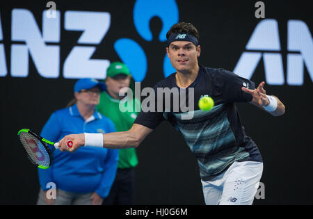 Melbourne, Australien. 21. Januar 2017. Milos Raonic of Canada gibt den Ball in den Männern Singles dritten Vorrundenspiel gegen Gilles Simon Frankreichs bei den Australian Open Tennis Championships in Melbourne, Australien, 21. Januar 2017 zurück. Raonic gewann 3: 1. Bildnachweis: Zhu Hongye/Xinhua/Alamy Live-Nachrichten Stockfoto