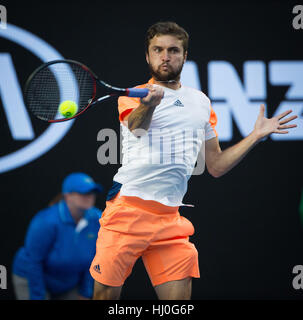 Melbourne, Australien. 21. Januar 2017. Gilles Simon von Frankreich gibt den Ball in den Männern Singles dritten Vorrundenspiel gegen Milos Raonic of Canada bei den Australian Open Tennis Championships in Melbourne, Australien, 21. Januar 2017 zurück. Simon verloren 1-3. Bildnachweis: Zhu Hongye/Xinhua/Alamy Live-Nachrichten Stockfoto