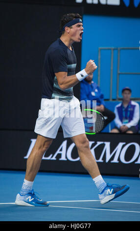 Melbourne, Australien. 21. Januar 2017. Milos Raonic of Canada feiert nach der Herren Einzel dritten Vorrundenspiel gegen Gilles Simon Frankreichs bei den Australian Open Tennis Championships in Melbourne, Australien, 21. Januar 2017. Raonic gewann 3: 1. Bildnachweis: Zhu Hongye/Xinhua/Alamy Live-Nachrichten Stockfoto