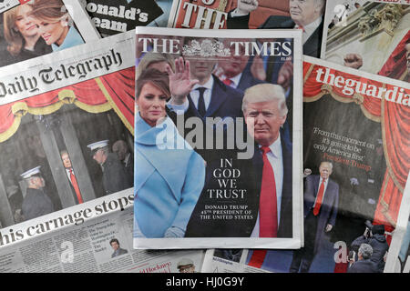 London UK. 21. Januar 2017.  Britische Zeitung Titelseite Reaktionen auf Samstag, 21. Januar 2017 nach der Amtseinführung von US-Präsident Donald Trump am Freitag, 20. Januar 2017 in Washington, DC, USA.  Maurice Savage/Alamy Live-Nachrichten. Stockfoto