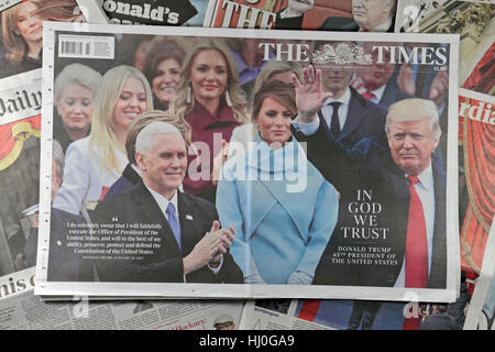 London UK. 21. Januar 2017.  The Times Zeitung Titelseite Reaktionen auf Samstag, 21. Januar 2017 nach der Amtseinführung von US-Präsident Donald Trump am Freitag, 20. Januar 2017 in Washington, DC, USA.  Maurice Savage/Alamy Live-Nachrichten. Stockfoto