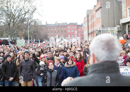 Colm O'Gorman von Amnesty International Ireland Adressierung eine große Menschenmenge bei Womens März Protest in der Stadt Dublin, Irland. Stockfoto