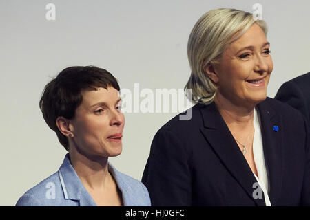 Koblenz, Deutschland. 21. Januar 2017. AfD (Alternative für Deutschland) Vorsitzende Frauke Petry (L) und die Vorsitzende des französischen Front National (FN) Marie Le Pen besuchen den Kongress der rechten populistischen ENF-Gruppe im Europäischen Parlament in Koblenz, Deutschland, 21. Januar 2017. Foto: Thomas Frey/Dpa/Alamy Live News Stockfoto