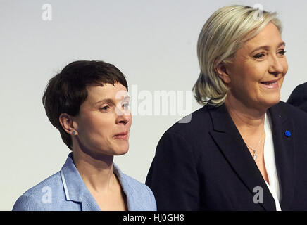 Koblenz, Deutschland. 21. Januar 2017. AfD (Alternative für Deutschland) Vorsitzende Frauke Petry (L) und die Vorsitzende des französischen Front National (FN) Marie Le Pen besuchen den Kongress der rechten populistischen ENF-Gruppe im Europäischen Parlament in Koblenz, Deutschland, 21. Januar 2017. Foto: Thomas Frey/Dpa/Alamy Live News Stockfoto