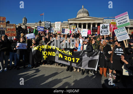 Donald Trump protestieren. Frauen März in London versammelten sich vor der US-Botschaft vor der überschrift zu einer Kundgebung in Trafalgar Square Stockfoto