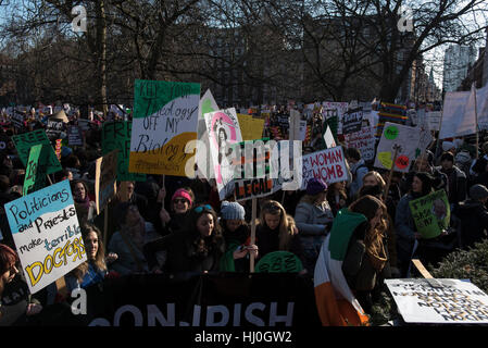 London, Vereinigtes Königreich. 21. Januar 2017. Riesige Menschenmenge erweisen sich für Womans Marsch auf London. © Peter Manning / Alamy Live News Stockfoto