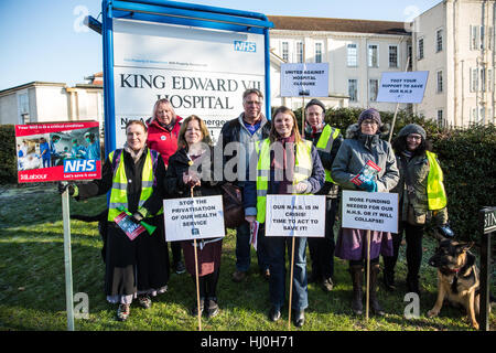 Windsor, UK. 21. Januar 2017. Arbeitspartei Aktivisten außerhalb des Krankenhauses von König Edward VII in Windsor für zusätzliche Mittel für den NHS Kampagne. Sie nahmen Teil in eine bundesweite Veranstaltung unsere NHS März gefordert. Bildnachweis: Mark Kerrison/Alamy Live-Nachrichten Stockfoto