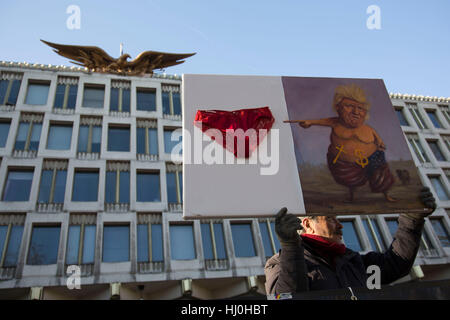 London, UK. 21. Januar 2017. Frauen Marsch auf London zeitgleich mit dem ersten Tag des Donald Trump Präsidentschaft am 21. Januar 2017 in London, Vereinigtes Königreich. Politischer Künstler Kaya Mar mit seiner neuesten Malerei. Frauen-geführten Marken, Begrüßung aller Teilnehmer fand auf der ganzen Welt als Menschen aller Geschlechter in London als Teil einer internationalen Tag in Solidarität marschierten. Der Marsch war für den Schutz der Grundrechte und für den Schutz der Freiheiten, die durch die jüngsten politischen Ereignisse bedroht. Bildnachweis: Michael Kemp/Alamy Live-Nachrichten Stockfoto