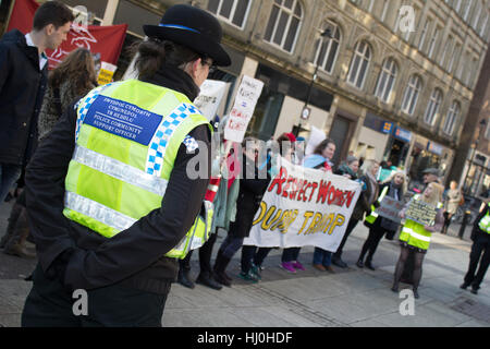 Cardiff, Wales. 21. Januar 2017. Demonstranten, die Teilnahme an der Frauen März auf der Queen Street, als Teil einer Bewegung gegen Donald Trump. Bildnachweis: Aimee Herde/Alamy Live-Nachrichten Stockfoto