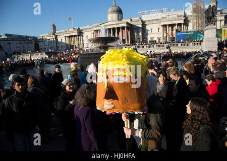 London, UK. 21. Januar 2017. Frauen Marsch auf London zeitgleich mit dem ersten Tag des Donald Trump Präsidentschaft am 21. Januar 2017 in London, Vereinigtes Königreich. Frauen-geführten Marken, Begrüßung aller Teilnehmer fand auf der ganzen Welt als Menschen aller Geschlechter in London als Teil einer internationalen Tag in Solidarität marschierten. Der Marsch war für den Schutz der Grundrechte und für den Schutz der Freiheiten, die durch die jüngsten politischen Ereignisse bedroht. Bildnachweis: Michael Kemp/Alamy Live-Nachrichten Stockfoto