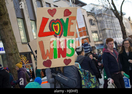 Cardiff, Wales. 21. Januar 2017. Demonstranten, die Teilnahme an der Frauen März auf der Queen Street, als Teil einer Bewegung gegen Donald Trump. Bildnachweis: Aimee Herde/Alamy Live-Nachrichten Stockfoto