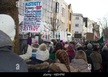 Cardiff, Wales. 21. Januar 2017. Demonstranten, die Teilnahme an der Frauen März auf der Queen Street, als Teil einer Bewegung gegen Donald Trump. Bildnachweis: Aimee Herde/Alamy Live-Nachrichten Stockfoto