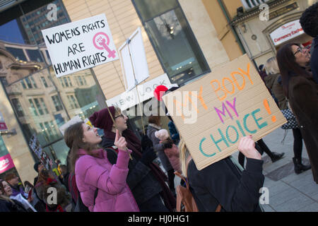 Cardiff, Wales. 21. Januar 2017. Demonstranten, die Teilnahme an der Frauen März auf der Queen Street, als Teil einer Bewegung gegen Donald Trump. Bildnachweis: Aimee Herde/Alamy Live-Nachrichten Stockfoto